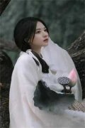 《白蛇献宝，我靠虫修纵横远古全文》叶